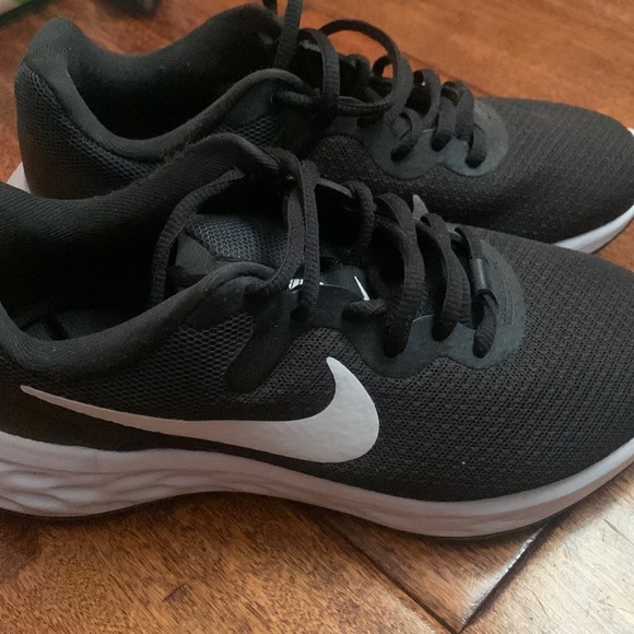 Black and White Nike Shoes (OPEN FOR NEGOTIATION) - Picture 1 of 3
